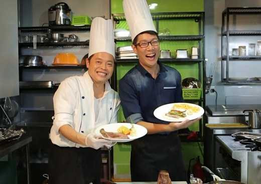 'Bếp trưởng' Thanh Điền trổ tài nấu nướng với vợ và con gái