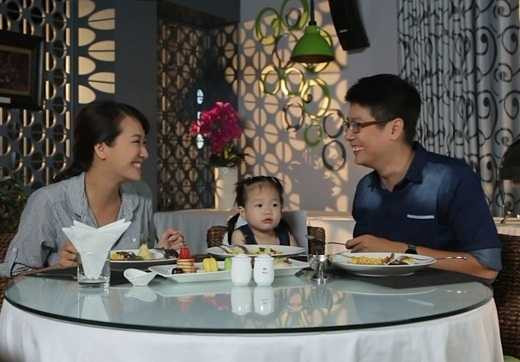 'Bếp trưởng' Thanh Điền trổ tài nấu nướng với vợ và con gái