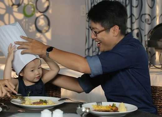 'Bếp trưởng' Thanh Điền trổ tài nấu nướng với vợ và con gái