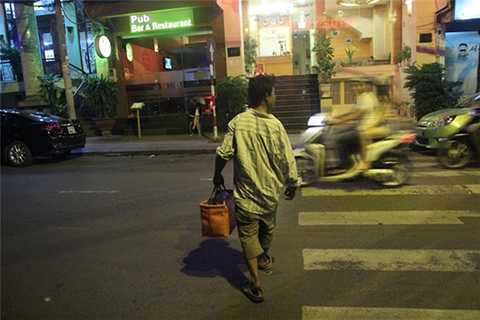 Đó là một người đàn ông bị câm đi đánh giày khắp Sài Gòn