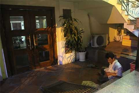 Hàng ngày, anh cùng chú chó ngủ nhờ dưới gầm cầu thang của một khách sạn.