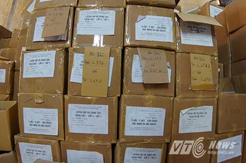 Hơn 50.000 cuốn sách giả đã được đóng hộp, dán mác, sẵn sàng để chuyển đi tiêu thụ.