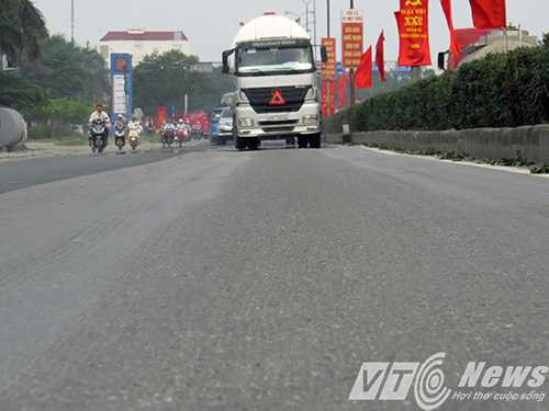 Sửa chữa xong mặt đường nhiều tháng nay nhưng đơn vị chức năng vẫn chưa kẻ vẽ vạch sơn phân làn, khiến cho các phương tiện vô tư đi sai làn, lấn làn đường, có nguy cơ xảy ra các vụ TNGT - Ảnh MK 