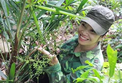 Lương y Minh bên một cây thuốc