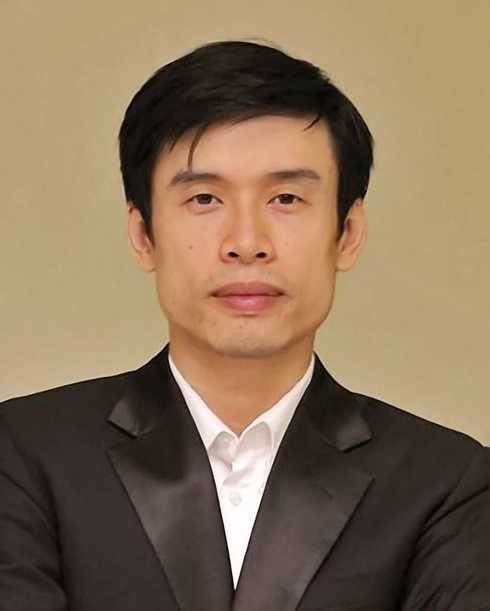 Tiến sĩ Nguyễn Huy Phương là trưởng bộ môn đệm hát và hòa tấu thính phòng tại Học viện Âm nhạc Quốc gia Việt Nam. 