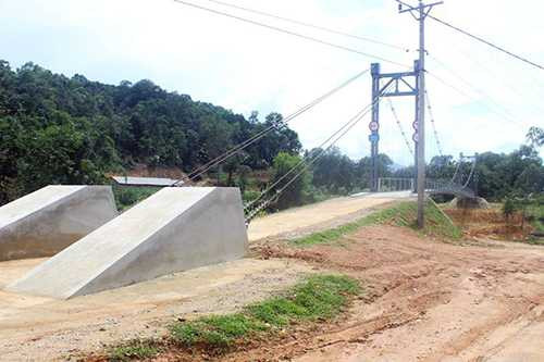 Cầu treo Khe Tây được xây dựng tại xóm 6, xã Sơn Thọ, huyện Vũ Quang, Hà Tĩnh. Cầu treo Khe Tây được xây dựng tại xóm 6, xã Sơn Thọ, huyện Vũ Quang, Hà Tĩnh.