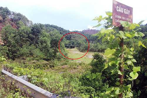 Cây cầu Gãy cách đó chừng 200m - Đây là con đường mà hơn 20 hộ dân xóm 6, xã Sơn Thọ vẫn lưu thông hàng ngày. Cây cầu Gãy cách đó chừng 200m - Đây là con đường mà hơn 20 hộ dân xóm 6, xã Sơn Thọ vẫn lưu thông hàng ngày.