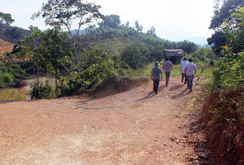 Con đường nằm trong quy hoạch xây dựng dẫn tới cầu treo Khe Tây chỉ được làm sẵn một đoạn, còn lại toàn là đồi núi. Con đường nằm trong quy hoạch xây dựng dẫn tới cầu treo Khe Tây chỉ được làm sẵn một đoạn, còn lại toàn là đồi núi.