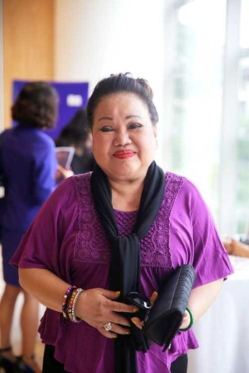 Nghệ sĩ nhân dân Ngọc Giàu có hơn 40 năm gắn bó với sân khấu với hơn 100 vai diễn cải lương, khoảng 50 vở kịch, hàng chục phim truyện nhựa, video, tấu hài nhưng vẫn không đủ sống với đồng lương hiện tại. Bà tâm sự: “Cát-xê giờ coi như không có vì cũng chẳng đáng là bao. Nghệ sĩ như tôi bây giờ mà nói dựa vào đồng lương để sống thì không có. Hiện tại tôi sống bằng số tiền tích lũy mấy chục năm qua”.