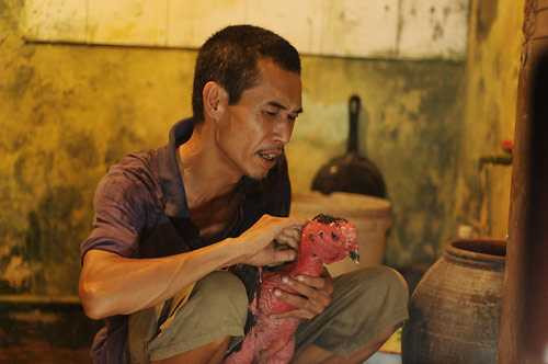 Diễn viên Phú Đôn của nhiều bộ phim truyền hình chia sẻ, mức lương nghệ sĩ nhận được hiện nay vẫn ở mức hạng 3 cho dù nghệ sĩ có ở danh hiệu và cấp bậc nghề nghiệp nào. Nam diễn viên Bão biển cảm thấy buồn vì theo anh “nghệ thuật là một thứ phải sáng tạo liên tục mà lại được trả mức lương rẻ mạt”.