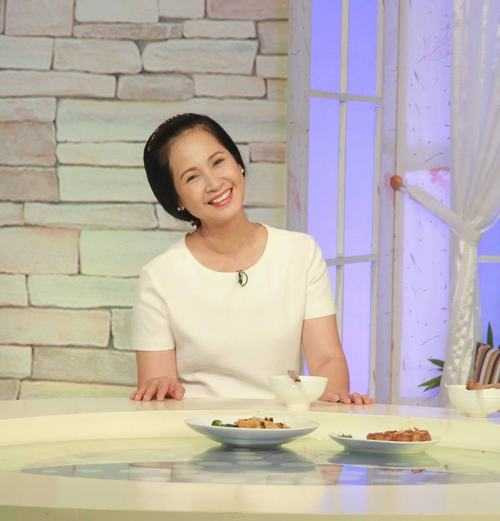 Nghệ sĩ nhân dân Lan Hương thuộc lứa diễn viên đầu tiên của Nhà hát kịch Việt Nam. Khi tham gia chương trình Bữa trưa vui vẻ gần đây, cô kể có lúc đã muốn bỏ nghề vì đồng lương không đủ sống nhưng “người nghệ sĩ như những con thiêu thân. Đèn bật lên là cứ phải lao vào dù nhiều con đã phải chết”.