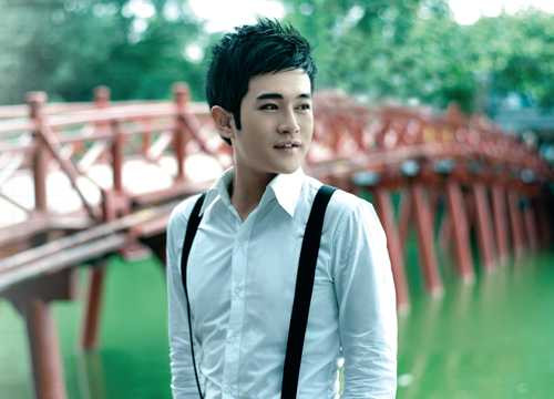 Nam ca sĩ Minh Quân ngoài đi hát còn là nhân viên của Đài tiếng nói Việt Nam với mức lương anh chia sẻ vào năm 2014 là 5 triệu đồng. Năm nay, anh được nâng bậc lương nhưng cũng không thấm tháp so với chi phí sinh hoạt. Cuộc sống của anh chủ yếu dựa vào tiền cát-xê từ các show diễn bên ngoài.