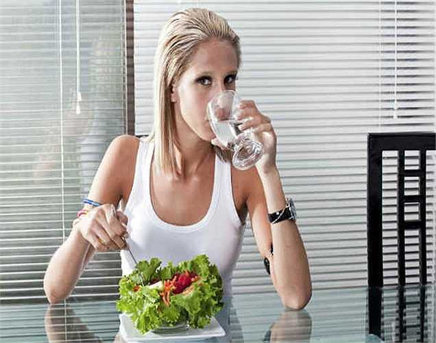 Uống nước: Trước khi ra khỏi nhà nên uống nhiều các loại nước ép trái cây hoặc nước, bạn sẽ được bảo vệ khỏi các tác động có hại của nhiệt và say nắng. 