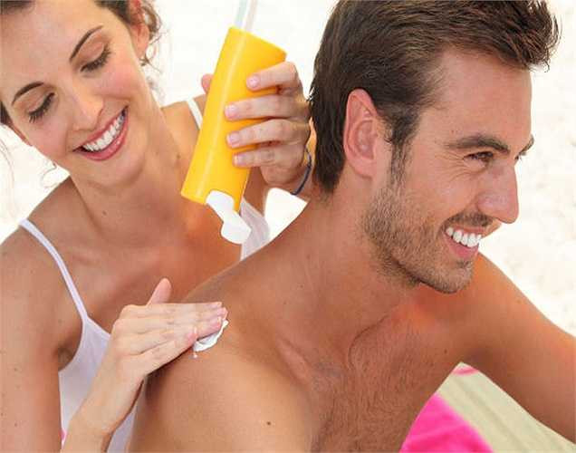 Sử dụng kem chống nắng: da là bộ phận phòng thủ chính của cơ thể. Nó ngăn ngừa say nắng. Nhưng nếu nắng nóng quá, da sẽ không có khả năng bảo vệ, cơ thể sẽ không tự làm mát xuống nhiệt độ thích hợp được,vậy nên dùng kem chống nắng trên da.