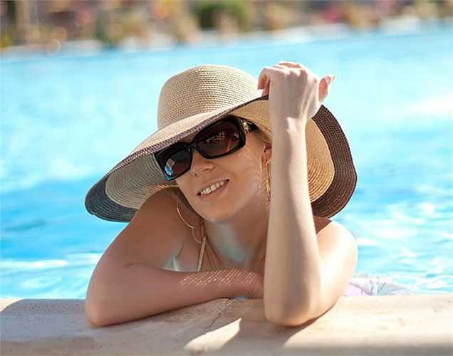 Tránh giờ cao điểm: Giờ cao điểm nắng chiếu nhiều nhất là từ 10 giờ đến 14 giờ bạn nên ở trong nhà trong thời gian này và tránh hoạt động thể chất nếu đi ra ngoài.