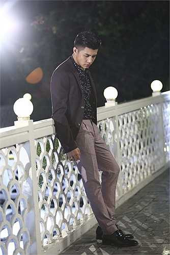 Trong đó, có 3 bài anh hát solo là 'Hold me tonight', 'Giã từ trong cơn mưa' và 'Giá như'. 