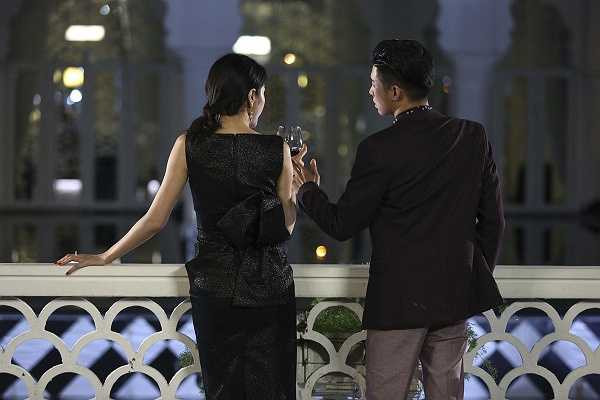 Riêng bài 'Xin đừng buông tay' anh song ca với Thủy Tiên. 