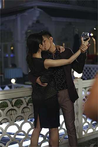 Bản ballad sâu lắng, nồng nàn này hứa hẹn sớm thành hit của cặp đôi, nhất là khi được truyền tải bởi hình ảnh rất lung linh.