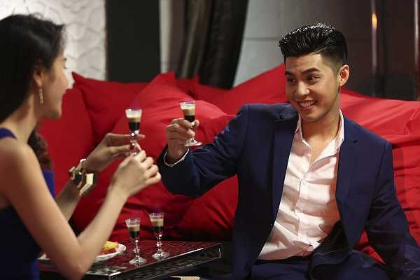 Vì vậy, khi đóng phim anh phải tạm quên Thủy Tiên là ai, chỉ còn là người phụ nữ có cuộc sống gia đình không trọn vẹn mà anh rất mực yêu thương