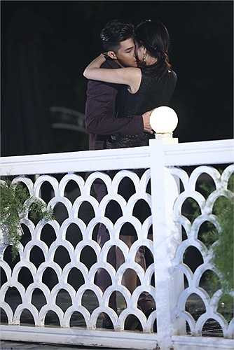 Để có được nụ hôn chân thực như trên màn ảnh, cặp đôi diễn đi diễn lại gần 20 lần