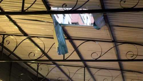 Mái tôn nơi em bé rơi xuống và xuyên thủng Mái tôn nơi em bé rơi xuống và xuyên thủng