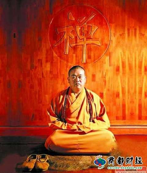 Phương trượng Thiếu Lâm Thích Vĩnh Tín đang ngồi dưới chữ Thiền