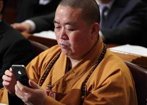 Hình ảnh phương trượng Thiếu Lâm dùng điện thoại iPhone cũng bị chỉ trích là không đẹp