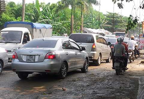 Từng đoàn <a href='https://vtcnews.vn/oto-xe-may.31.0.html' >xe ô tô</a> phải nối đuôi nhau nhích từng mét 