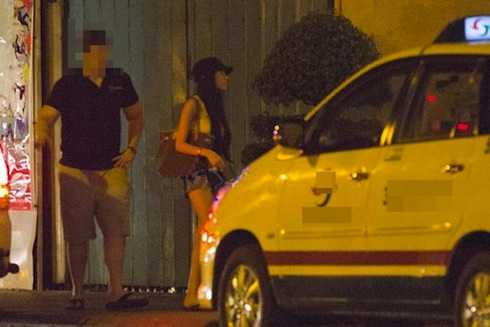 Hình ảnh người đàn ông ngoại quốc phía sau Elly Trần từng lọt vào ống kính paparazzi của một trang báo mạng trong thời gian trước