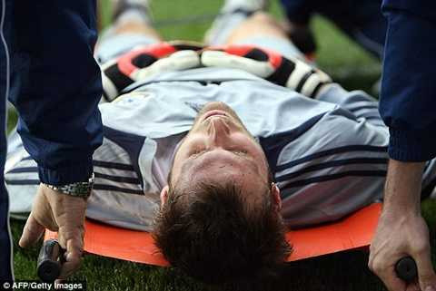 Petr Cech phải rời sân bằng cáng sau đó Petr Cech phải rời sân bằng cáng sau đó