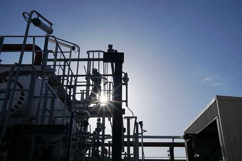 Cán bộ biệt phái của PVEP kiểm tra một hạng mục của Nhà máy xử lý tại Bir Seba