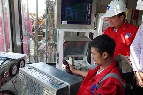 Quyền chủ tịch HĐTV, Tổng giám đốc PVN Nguyễn Quốc Khánh trong phòng điểu khiển của giàn PVD 11