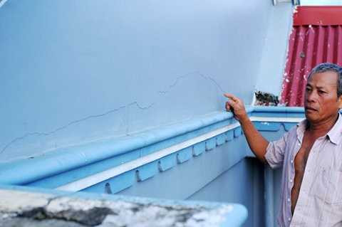 Những vết nứt chạy ngang trên tường nhà ông Lê Đức Mai sau vụ nổ mìn - Ảnh: LÂM THIÊN Những vết nứt chạy ngang trên tường nhà ông Lê Đức Mai sau vụ nổ mìn - Ảnh: LÂM THIÊN