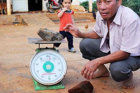 Những viên đá lớn nặng đến 2-3kg - Ảnh: LÂM THIÊN Những viên đá lớn nặng đến 2-3kg - Ảnh: LÂM THIÊN