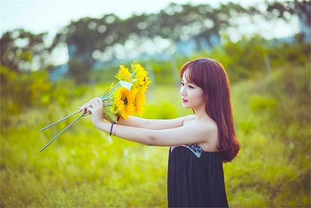 Sở hữu làn da trắng và gương mặt khả ai, cô bạn luôn hút ánh nhìn từ phía đối diện.