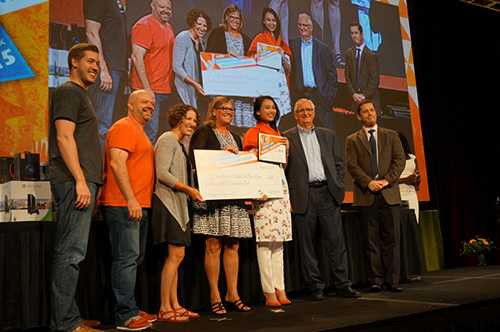 Nguyễn Thị Hiền Gia nhận giải thưởng được trao từ Chủ tịch Certiport, ông Bob Whelan (phải) và bà Alison Cunard, Tổng Giám đốc Microsoft Learning (trái)