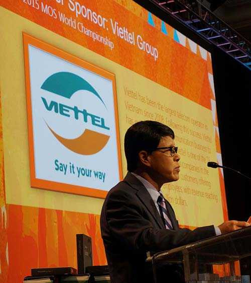 Ông Tống Viết Trung, Phó Tổng giám đốc Tập đoàn Viettel phát biểu tại Lễ vinh danh các thí sinh đoạt giải tại VCK Thế giới MOSWC 2015 tại Dallas, Texas, Mỹ