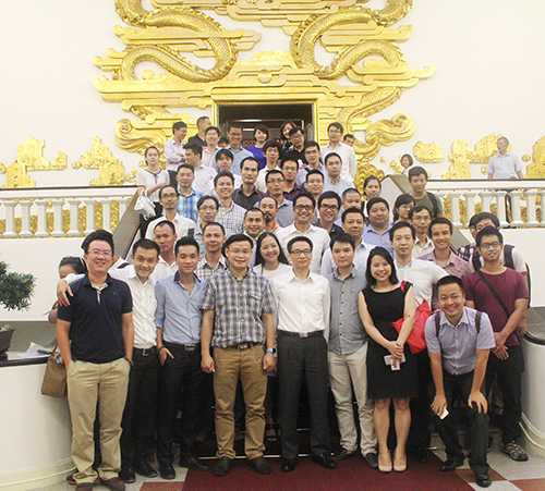 Phó Thủ tướng Vũ Đức Đam chụp ảnh cùng các doanh nhân trẻ trong cộng đồng khởi nghiệp ở Việt Nam Phó Thủ tướng Vũ Đức Đam chụp ảnh cùng các doanh nhân trẻ trong cộng đồng khởi nghiệp ở Việt Nam