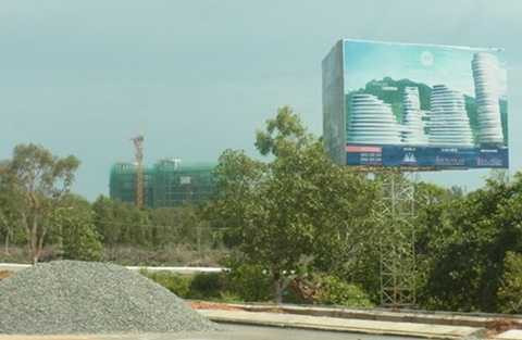 Nhiều nông dân, ngư dân đã dời đi để nhường đất cho những dự án lớn ở Phú Quốc. Nhiều nông dân, ngư dân đã dời đi để nhường đất cho những dự án lớn ở Phú Quốc.