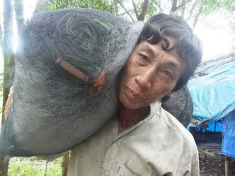 Sau khi xài hết tiền bán đất, ông Cao Ngọc An (ấp Bãi Vòng, xã Hàm Ninh) trở lại cuộc sống nghèo khó, bệnh tật, hằng ngày kiếm sống bằng từng chuyến biển - Ảnh: Tiến Trình Sau khi xài hết tiền bán đất, ông Cao Ngọc An (ấp Bãi Vòng, xã Hàm Ninh) trở lại cuộc sống nghèo khó, bệnh tật, hằng ngày kiếm sống bằng từng chuyến biển - Ảnh: Tiến Trình