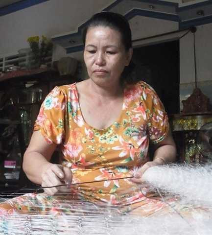 Số tiền tỷ từ bán đất không còn, bà Bạch Chí hằng ngày kiếm “bạc cắc” từ công việc kết chỉ cho lưới ghẹ - Ảnh: Tiến Trình Số tiền tỷ từ bán đất không còn, bà Bạch Chí hằng ngày kiếm “bạc cắc” từ công việc kết chỉ cho lưới ghẹ - Ảnh: Tiến Trình