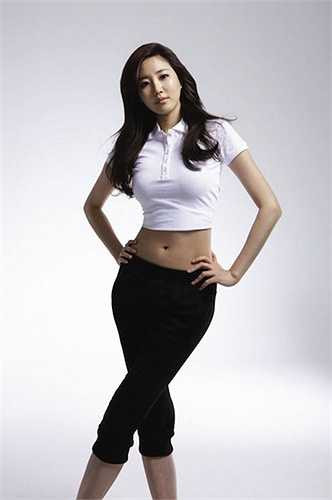 Vòng eo thon thả và hai vòng nở nang giúp cô có được vị trí thứ 3 trong bảng xếp hạng này.