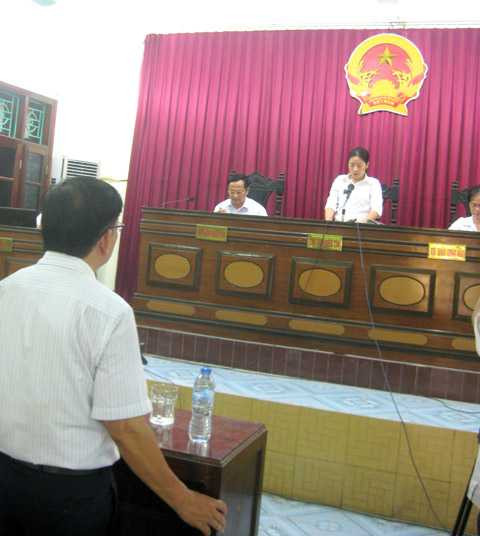 Bao năm đòi công lý, ông Phi cực giỏi luật. Ông ra tòa không cần luật sư.