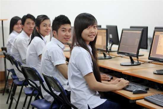 Thí sinh sẽ được tra cứu xét tuyển trực tiếp tại phòng máy vi tính của các trường THPT trên cả nước