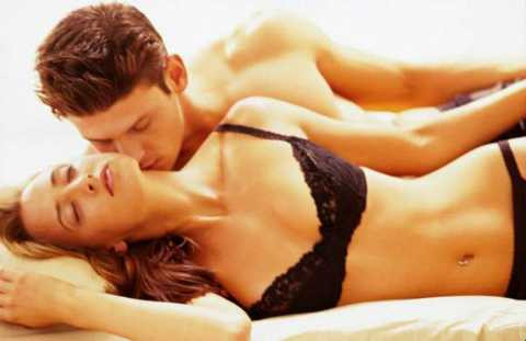 Hôn, vuốt ve môi, mắt, má, cổ, cằm, và đặc biệt là ngực sẽ khiến cho nàng thực sự hưng phấn