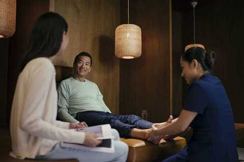 Dịch vụ mát xa chân miễn phí lần đầu tiên được giới thiệu tại các phòng chờ của Cathay Pacific nhằm đáp ứng nhu cầu thư giãn tinh thần và thể chất của hành khách trong suốt chuyến đi. 