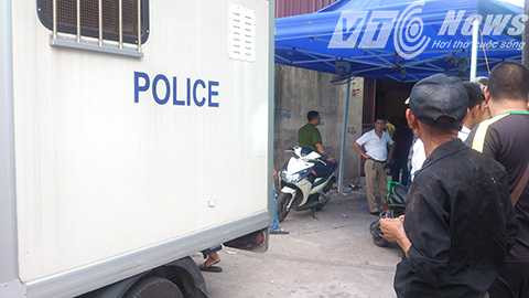 Sử dụng xe đẳng chủng vận chuyển phương tiện, tang vật về cơ quan Công an tiếp tục điều tra làm rõ - Ảnh MK Sử dụng xe đẳng chủng vận chuyển phương tiện, tang vật về cơ quan Công an tiếp tục điều tra làm rõ - Ảnh MK