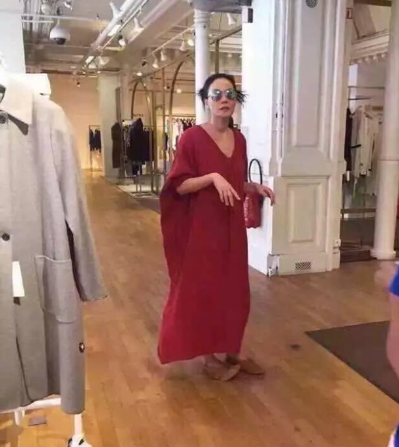 Vương Phi diện đồ rộng thùng thình và đi giày bệt.