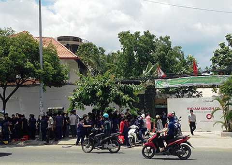 Các công nhân đình công trước công ty. Ảnh: Hải Thuận.