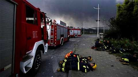 Lính cứu hỏa nằm nghỉ tạm ở hiện trường Lính cứu hỏa nằm nghỉ tạm ở hiện trường